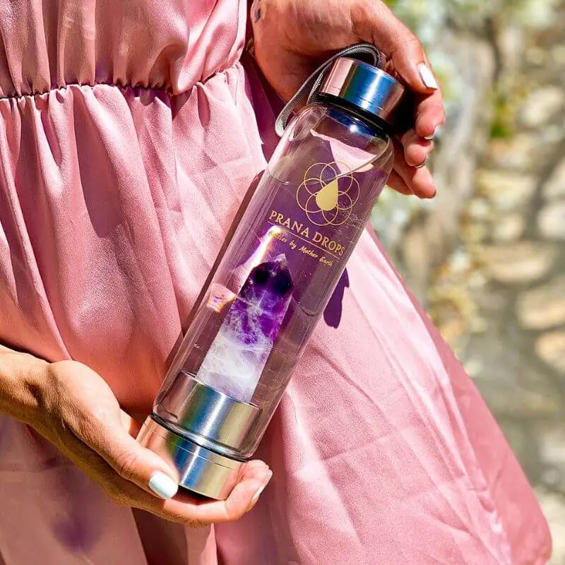 Nő tartja Prana Drops ametiszt kristálykulacsot - prémium minőség és tartósság