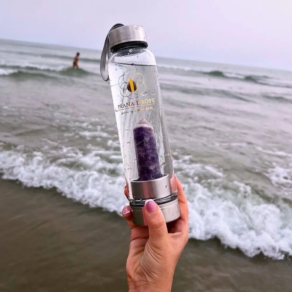 Prana Drops ametiszt kristálykulacs - a kristály energiája láthatóan a vízben