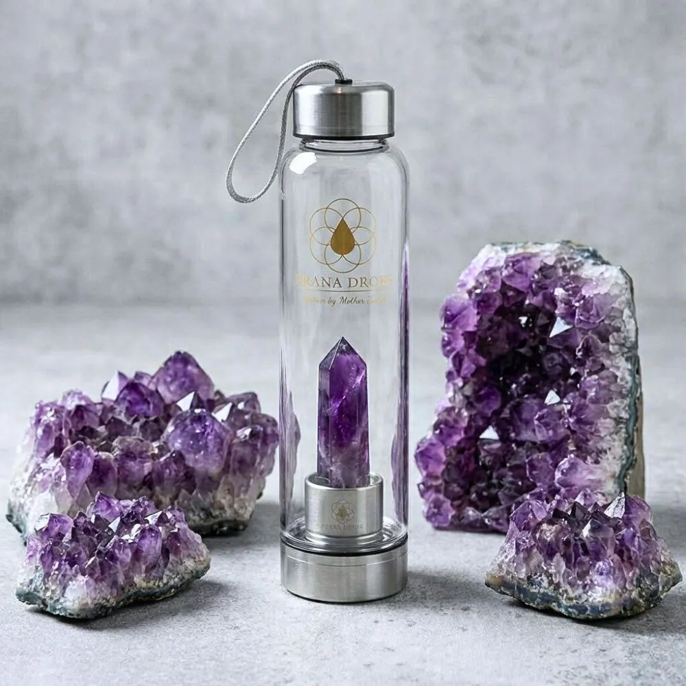 Prana Drops ametiszt kristálykulacs edzett üvegből és rozsdamentes acél elemekkel, valódi ametiszt ásványbetéttel és ametiszt kristálycsoportokkal
